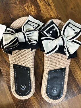 Women’s Bow Slide Sandals in Black and White